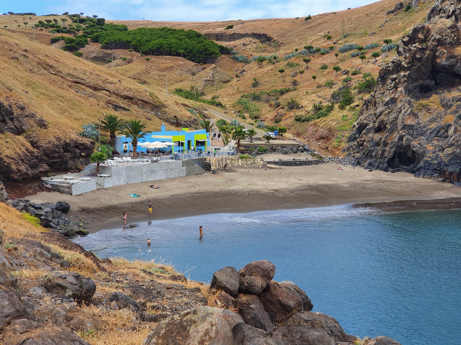 Fotografie cu Prainha do Canical sprijinit de stânci