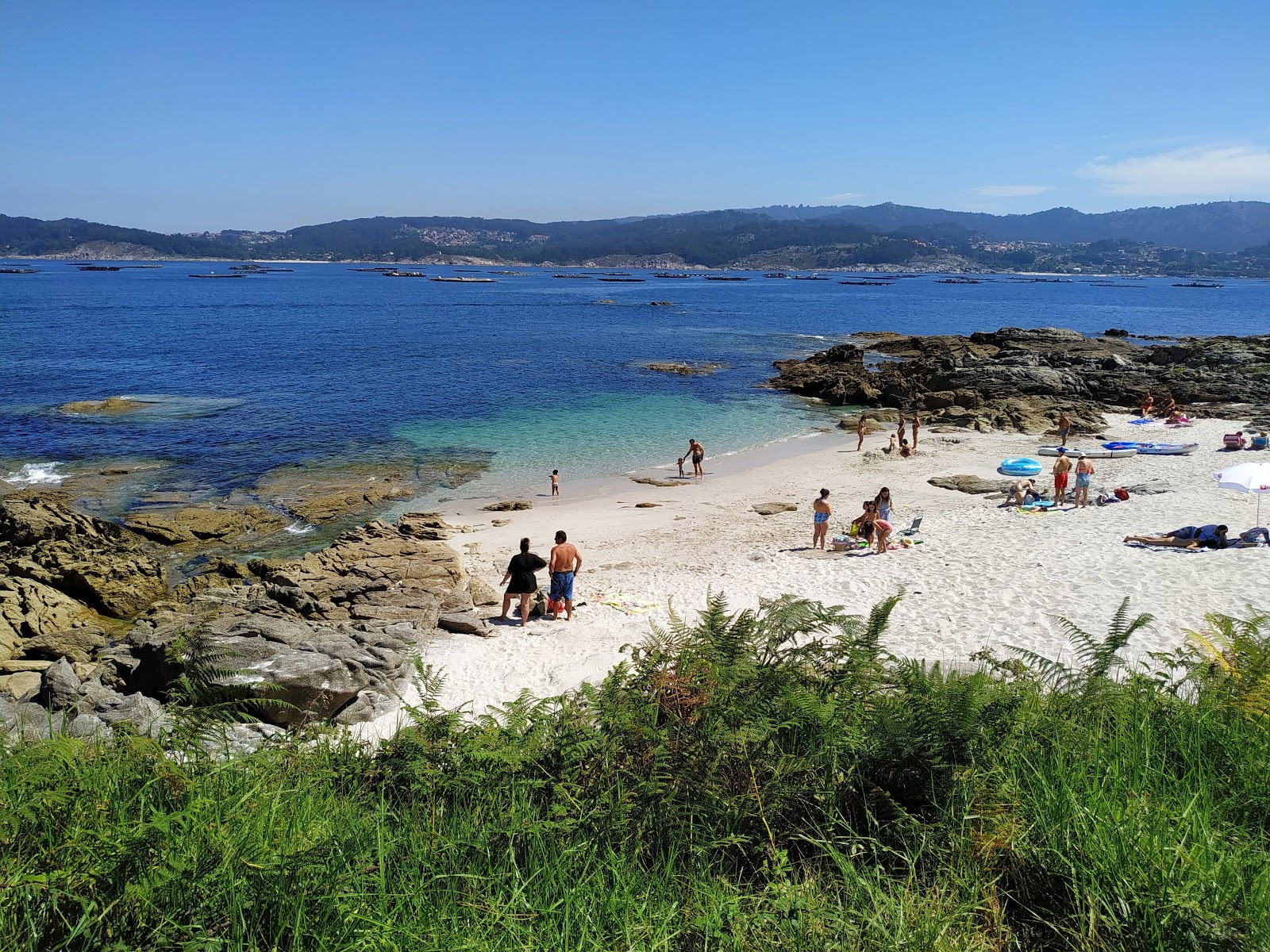 Fotografie cu Praia Rabans cu o suprafață de apa pură turcoaz