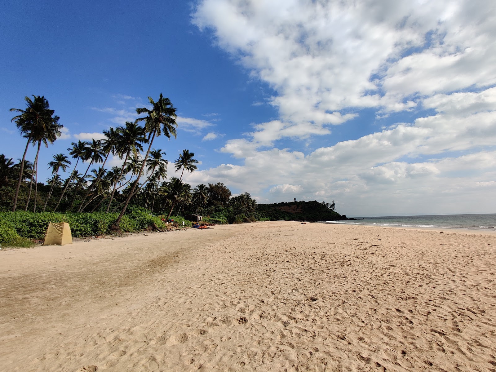 Foto de Hansa Beach com areia brilhante superfície