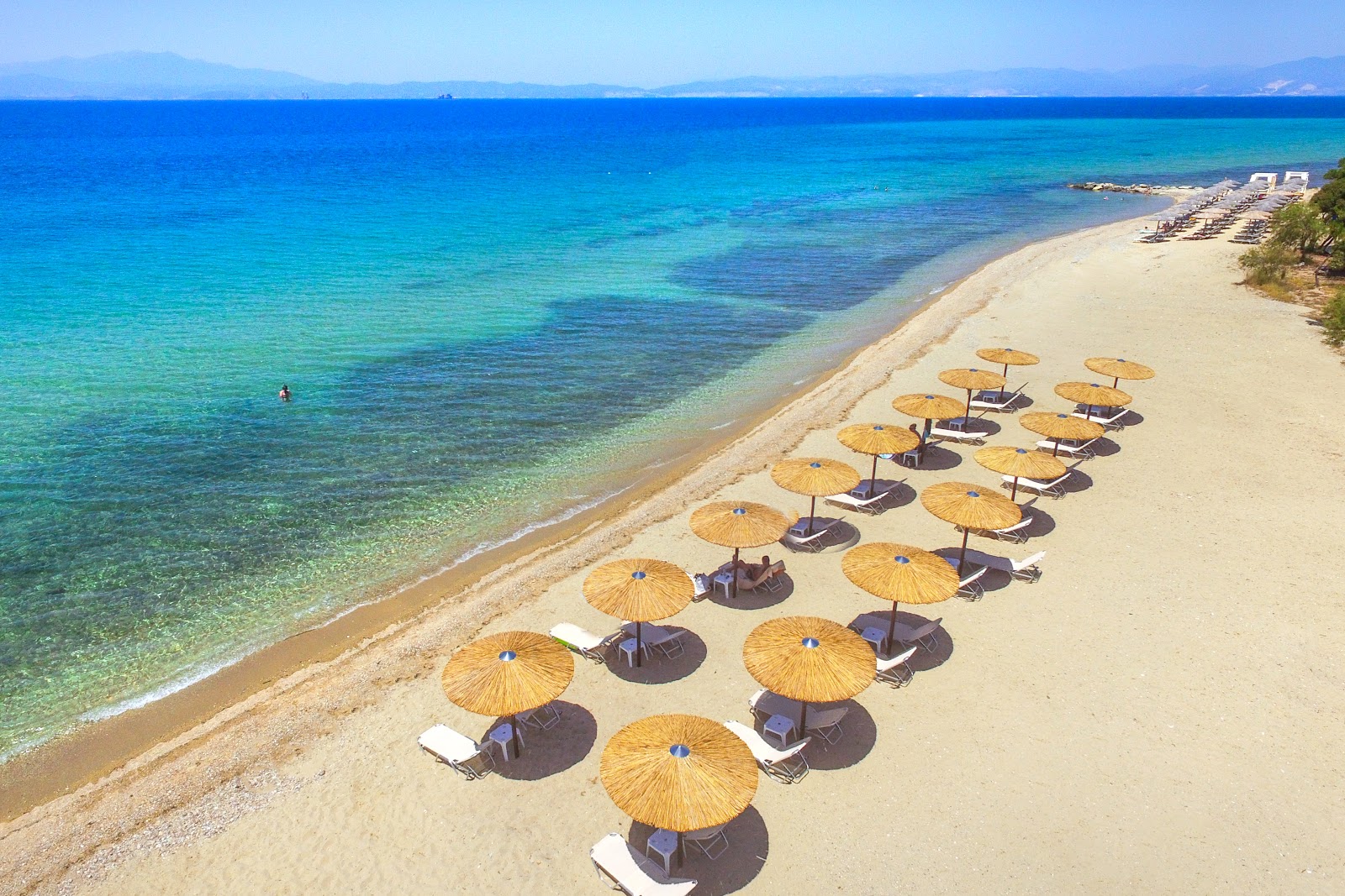 Foto di Etisies beach con una superficie del sabbia beige