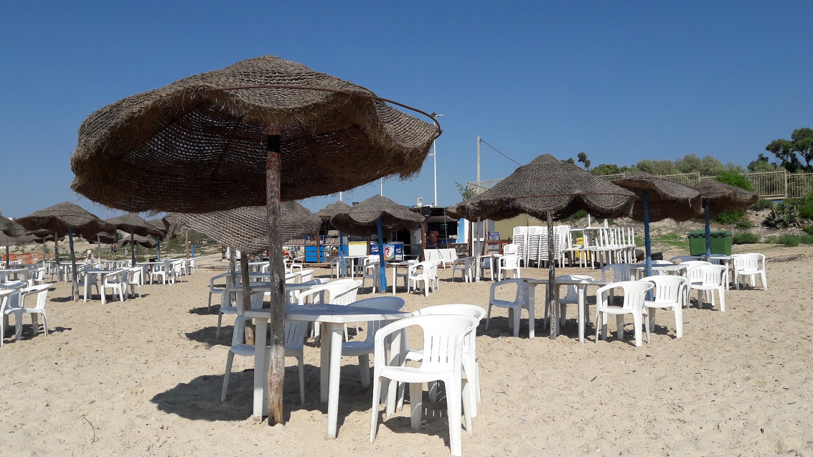 Fotografie cu Plage Sidi Mahrsi - locul popular printre cunoscătorii de relaxare