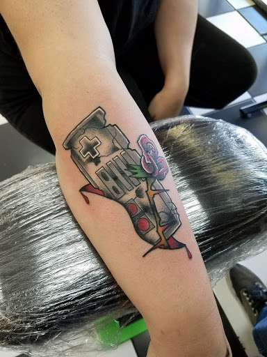 Tattoo Shop «South Pointe Ink - Tattoos & Piercings», reviews and photos, 1838 S Westnedge Ave, Kalamazoo, MI 49008, USA