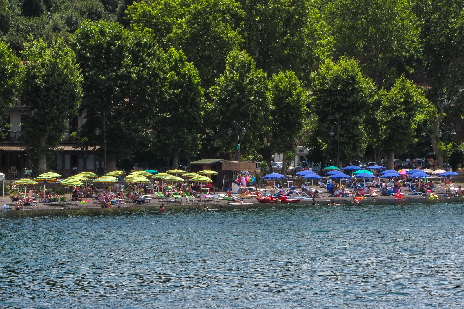 Spiaggia di Anguillara Sabazia'in fotoğrafı - rahatlamayı sevenler arasında popüler bir yer