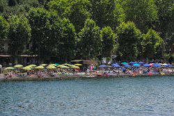 Spiaggia di Anguillara Sabazia'in fotoğrafı - rahatlamayı sevenler arasında popüler bir yer