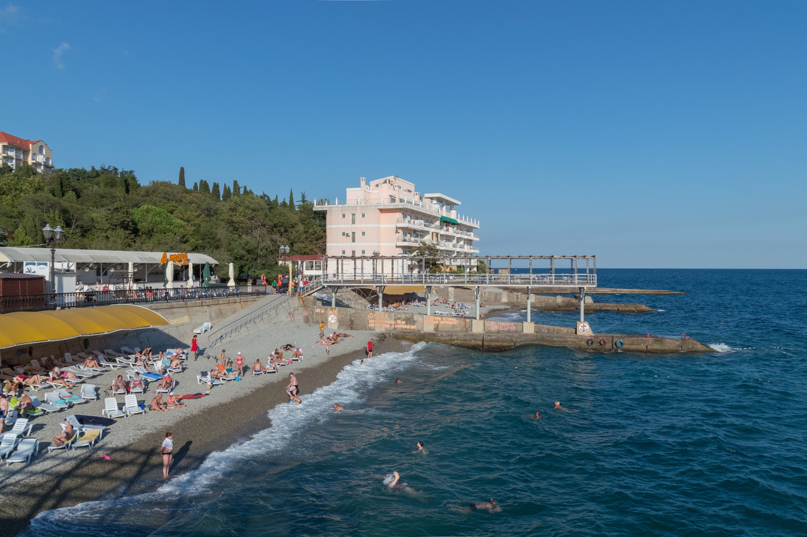 Foto af Yalta beach II bakket op af klipperne