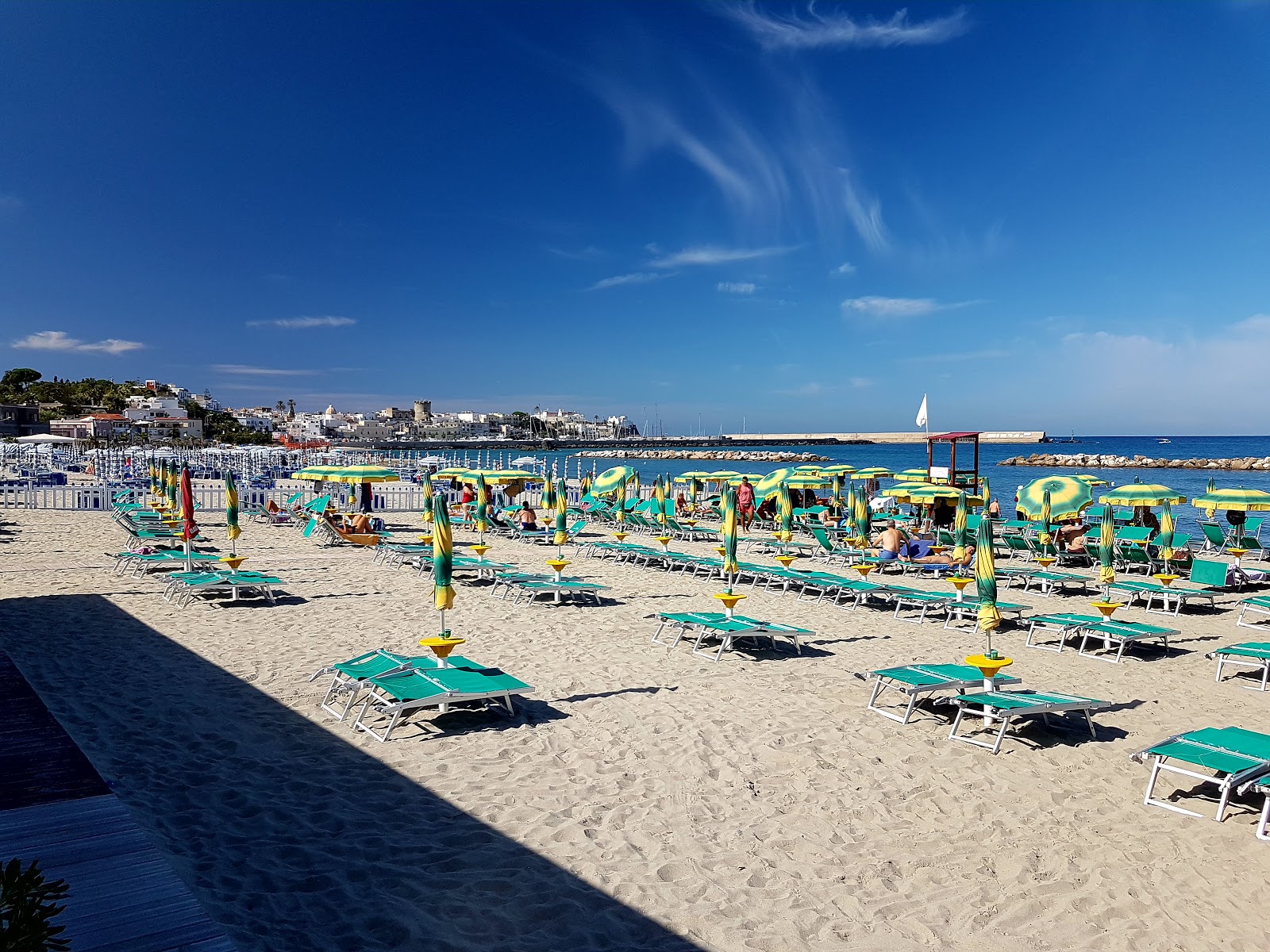 Foto van Spiaggia della Chiaia met ruime baai