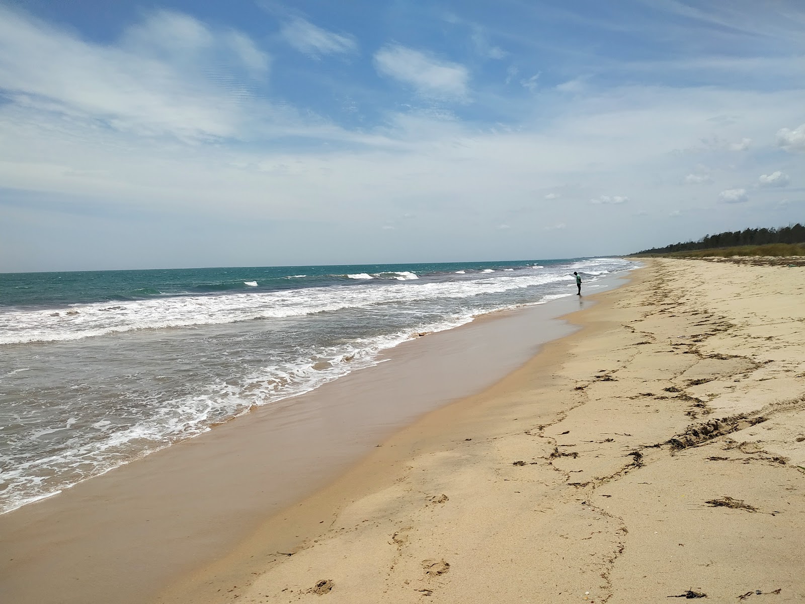 Zdjęcie Mariyur Beach z powierzchnią jasny piasek