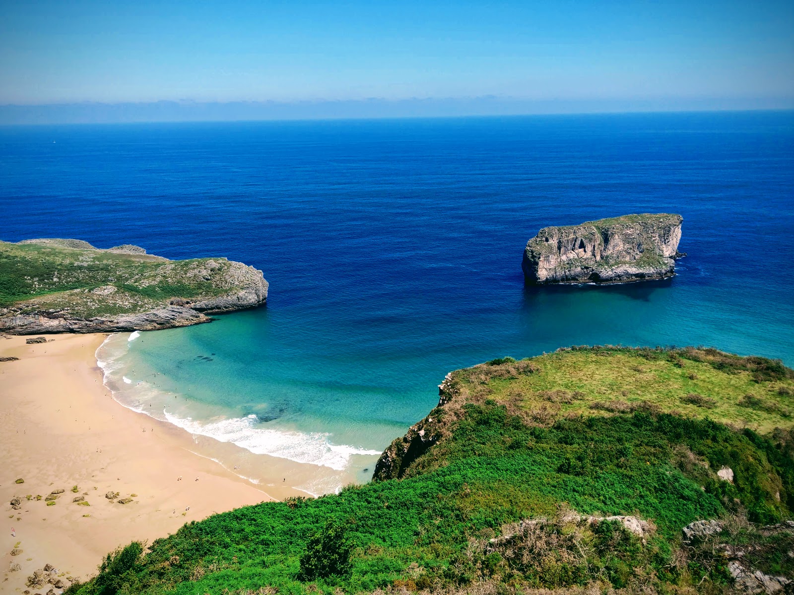 Playa de Ballota'in fotoğrafı çok temiz temizlik seviyesi ile