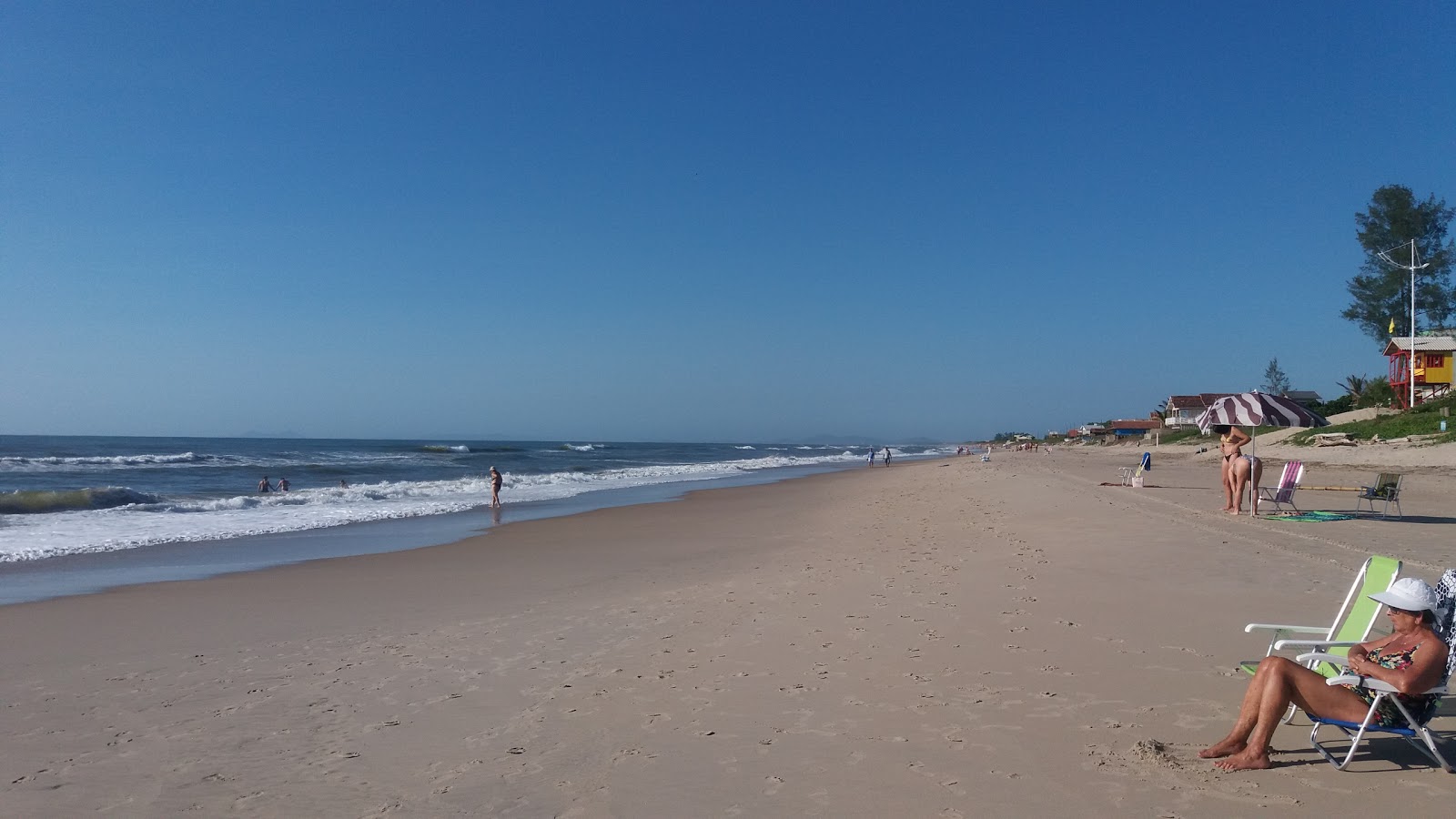 Foto de Praia do Bispo e o assentamento