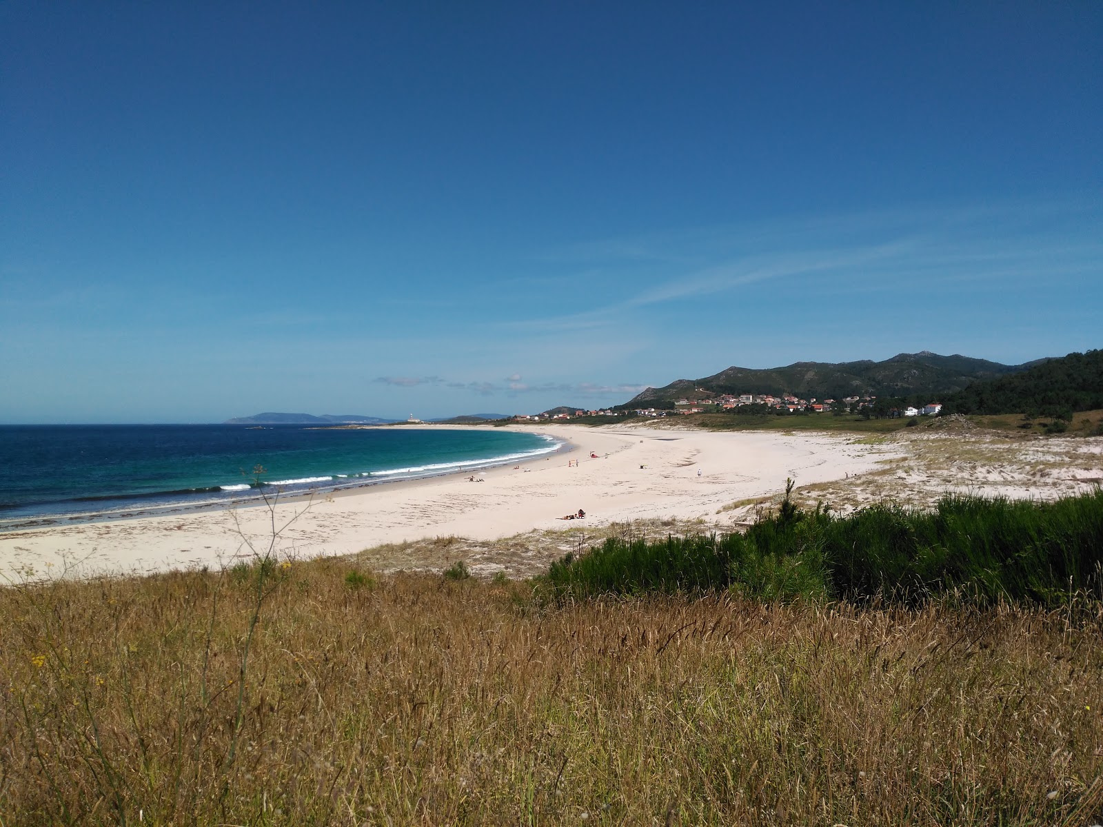 Fotografie cu Praia de Larino - locul popular printre cunoscătorii de relaxare