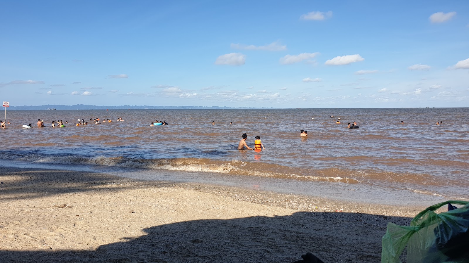 Φωτογραφία του Do Son Beach υποστηρίζεται από βράχους