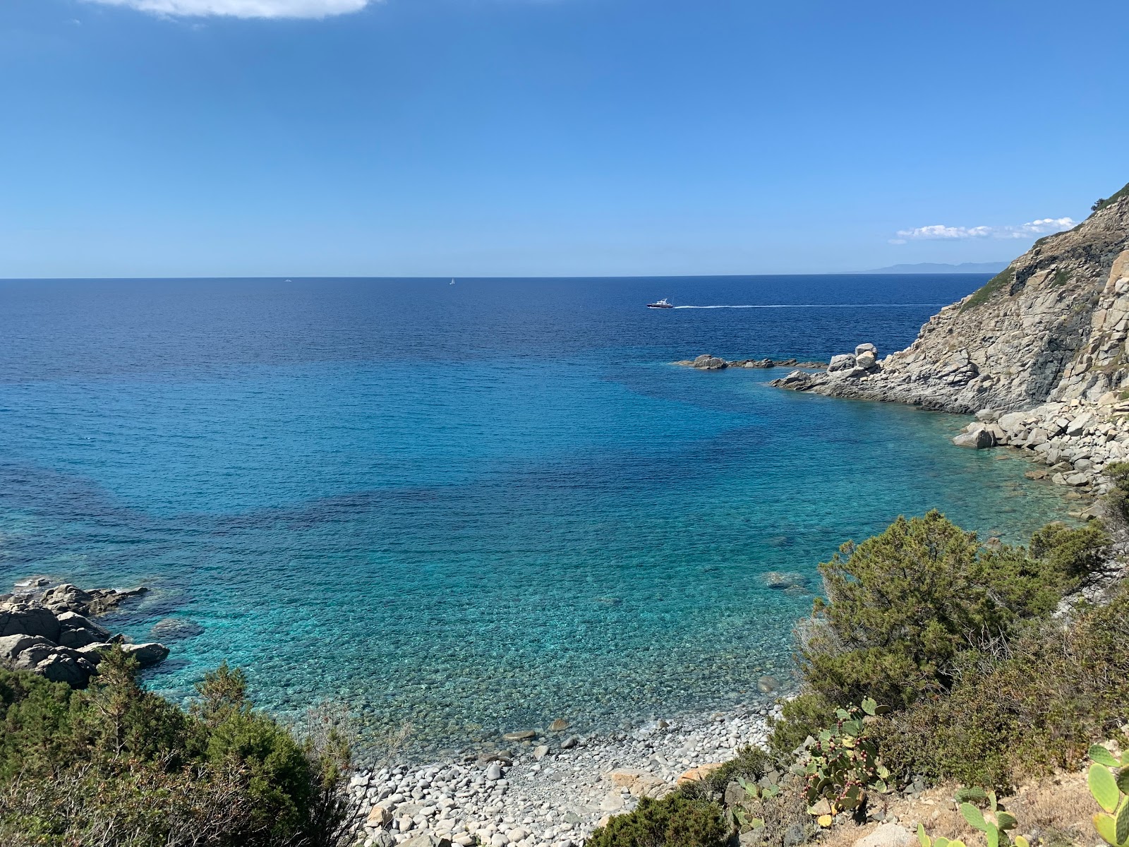 Foto von Cala Delfino Beach mit felsiges gelände Oberfläche