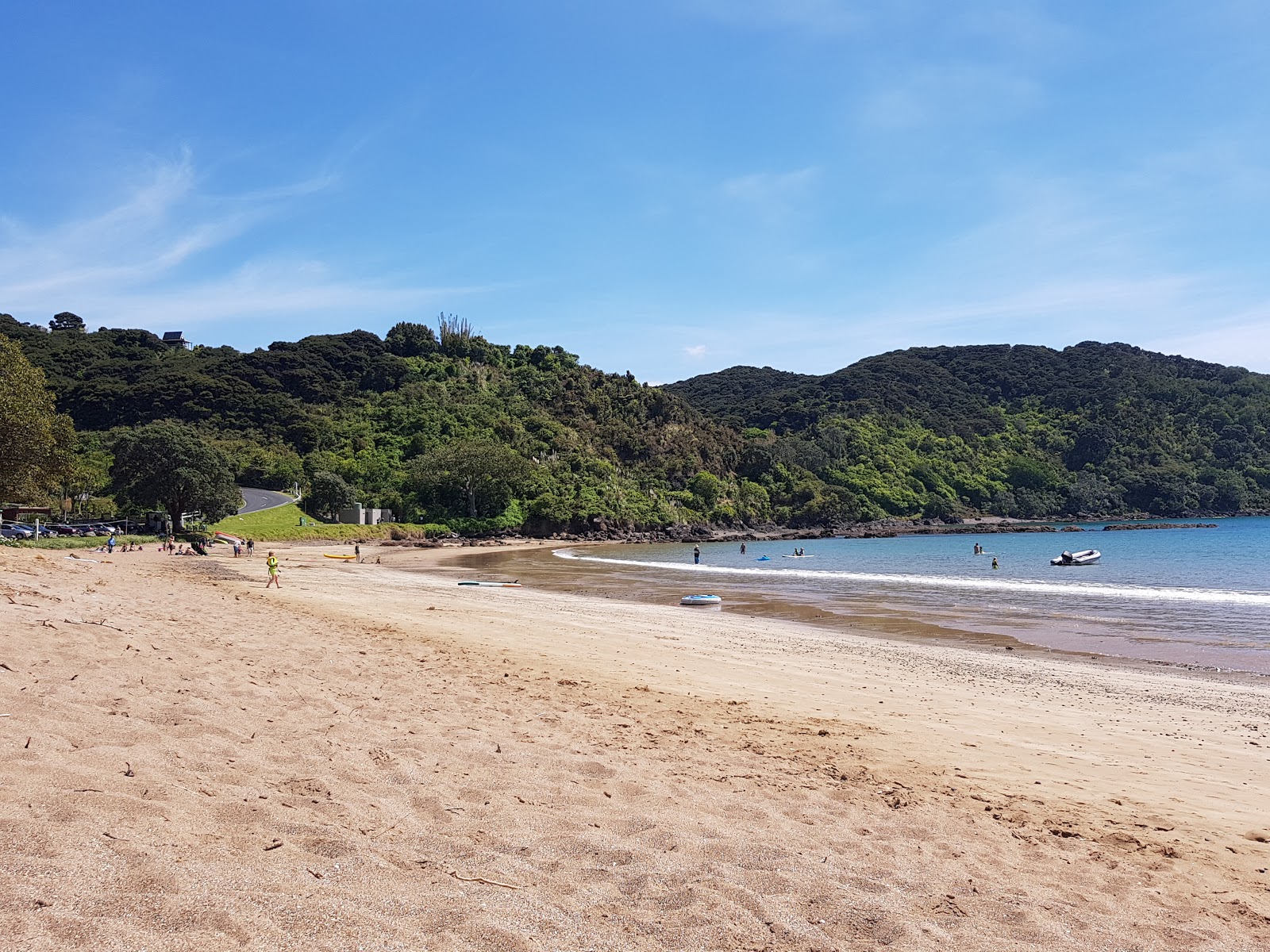 Foto von Oneroa Bay Beach mit beiger sand Oberfläche