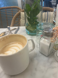 Cappuccino du Restaurant servant le petit-déjeuner AZUR CAFÉ BRUNCH & COFFEE CHAMPS-ELYSÉES à Paris - n°11