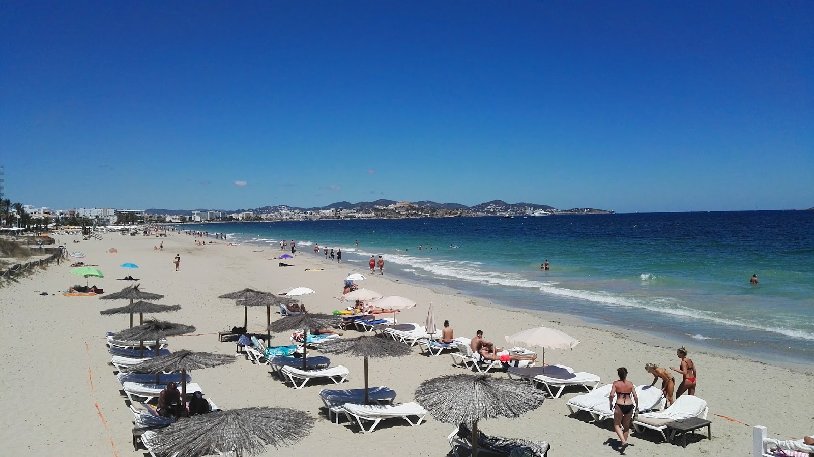 Fotografie cu Playa Den Bossa cu o suprafață de apa pură turcoaz