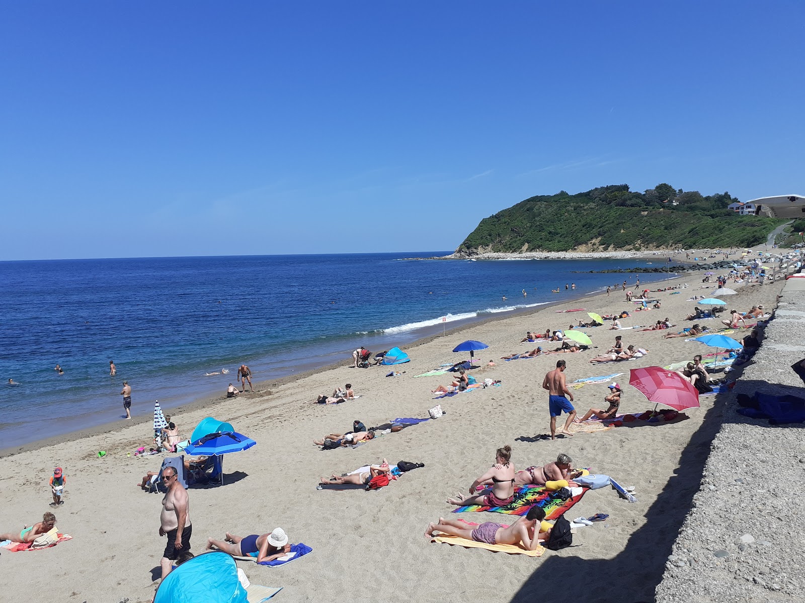Foto di Plage d'Erromardie con una superficie del sabbia beige
