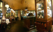 Atmosphère du Restaurant français Le Grand Comptoir d'Anvers à Paris - n°11