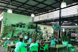 Kampunk Ayam Resto & Cafe image