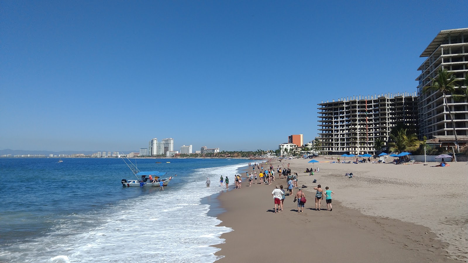Photo de Las Glorias beach avec rivage droit, long