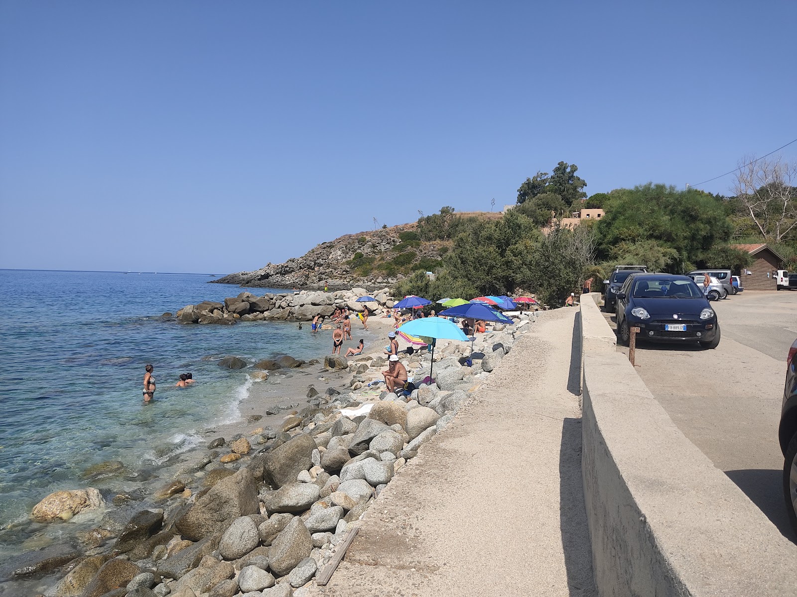 Fotografie cu Spiaggia di Coccorino parțial zona hotelieră