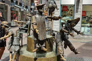 Puppenbrunnen image