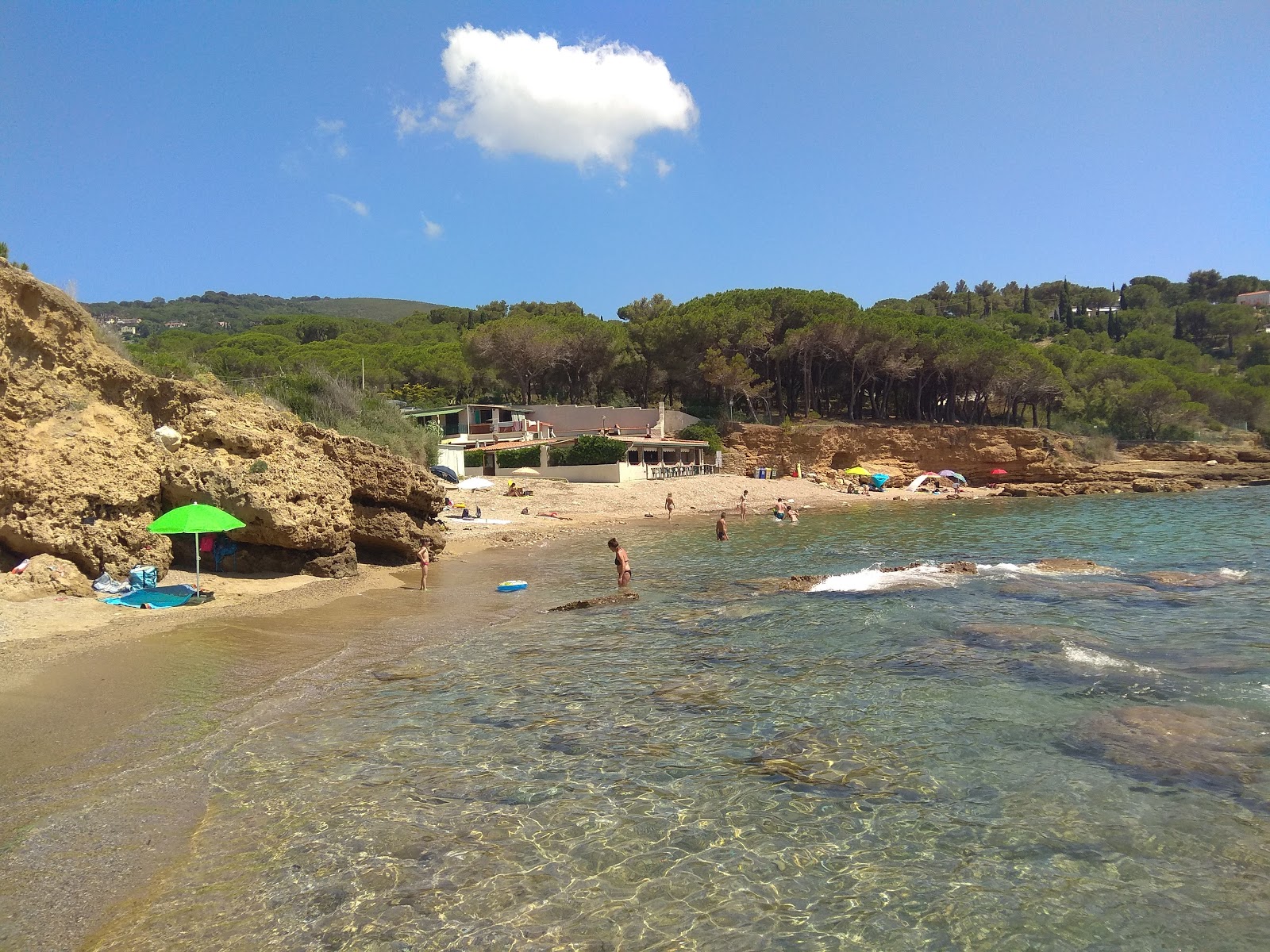 Spiaggia Madonna delle Grazie'in fotoğrafı dağlarla çevrili