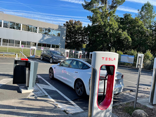 Borne de recharge de véhicules électriques Tesla Supercharger Mérignac