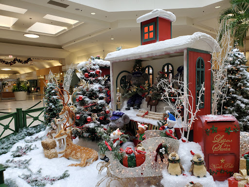 Shopping Mall «Golf Mill Shopping Center», reviews and photos, 239 Golf mill Center, Niles, IL 60714, USA