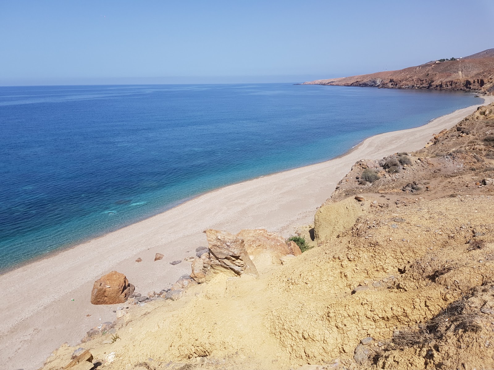Foto di Boukhizzou beach con una superficie del piccoli ciottoli beige