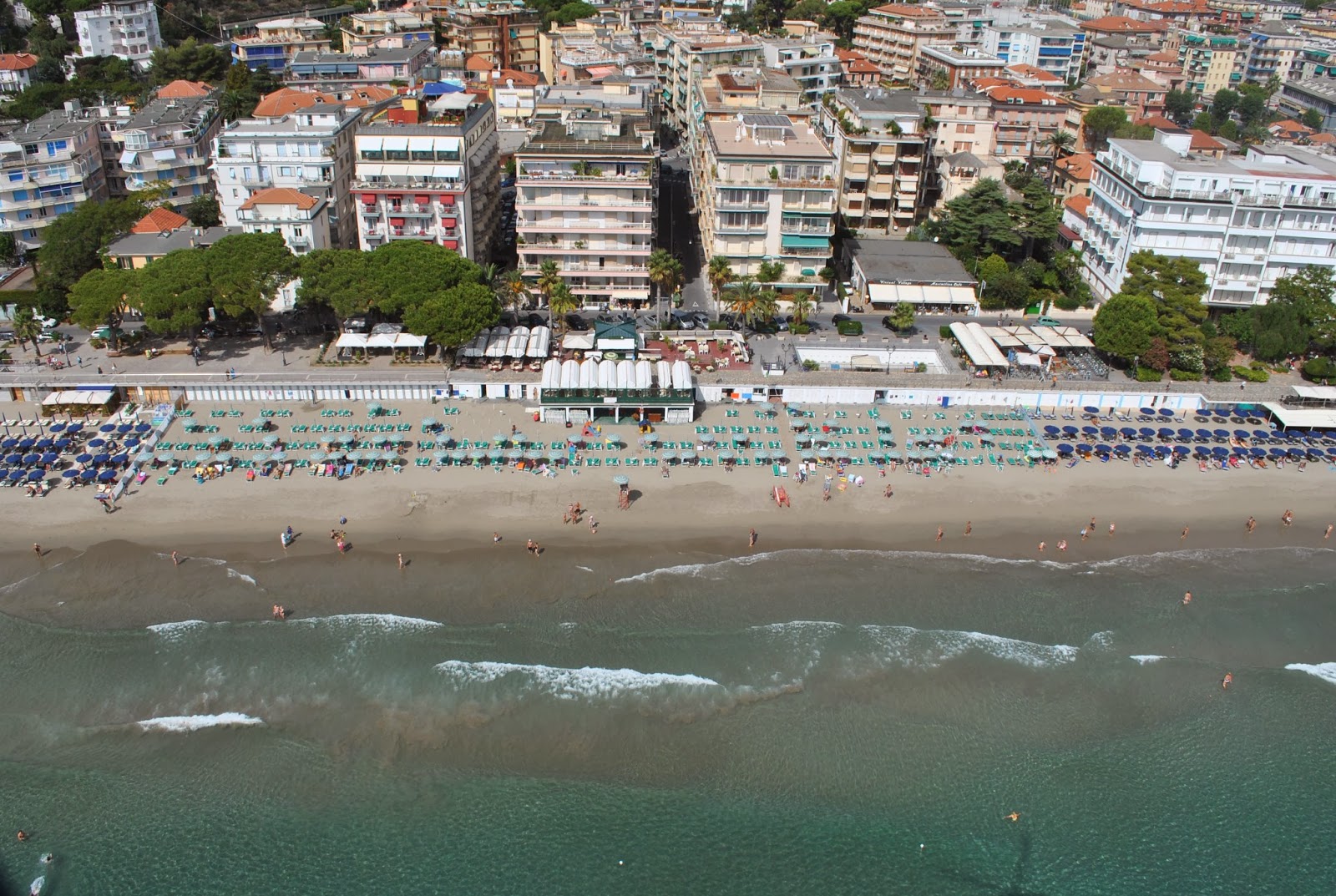 Fotografie cu Spiaggia Attrezzata zonă de stațiune de pe plajă