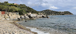 Foto von Caletta di Baccu Mandara von Klippen umgeben