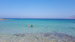 Nero Beach'in fotoğrafı dağlarla çevrili
