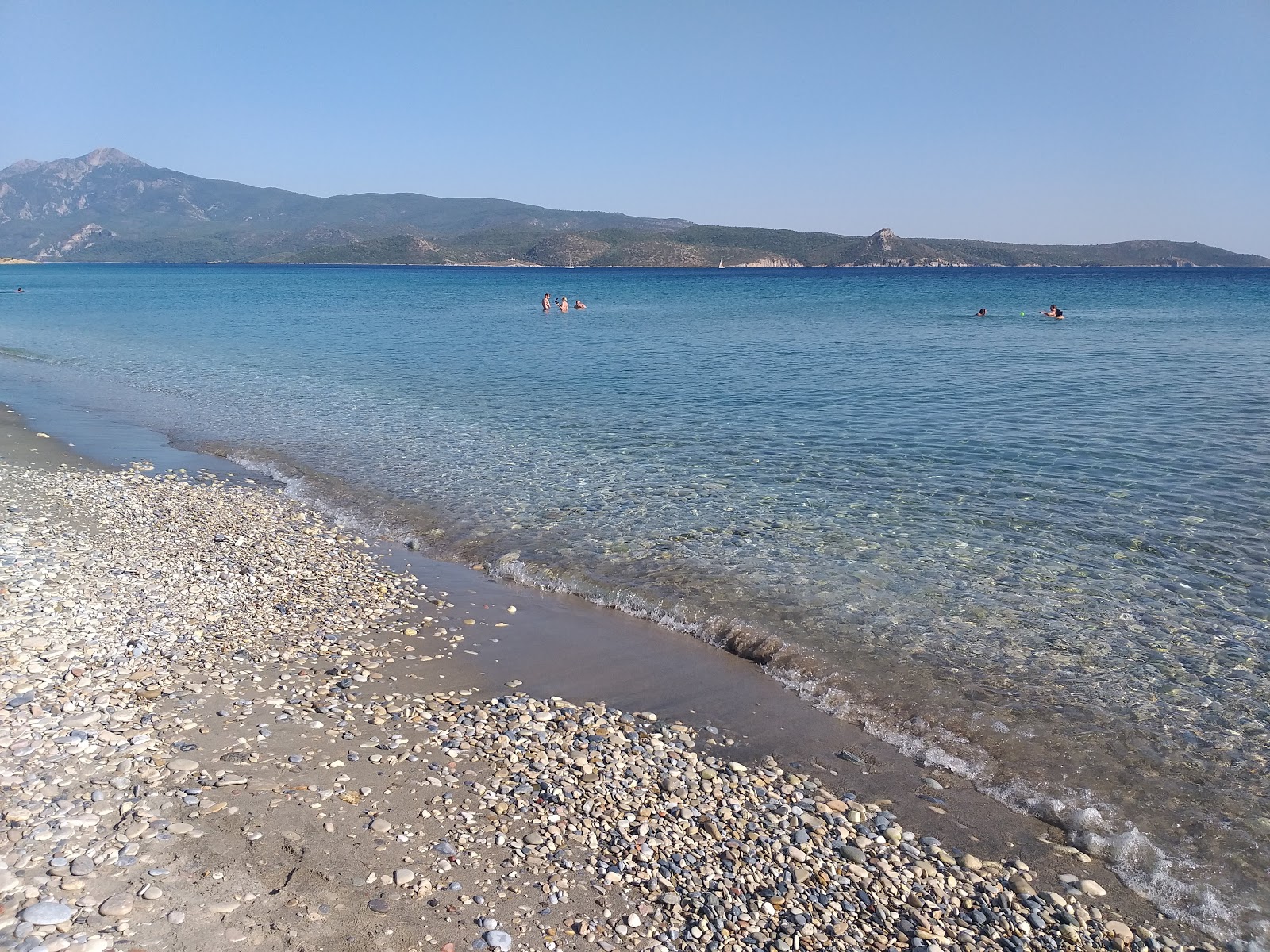 Fotografie cu Mykali beach - locul popular printre cunoscătorii de relaxare