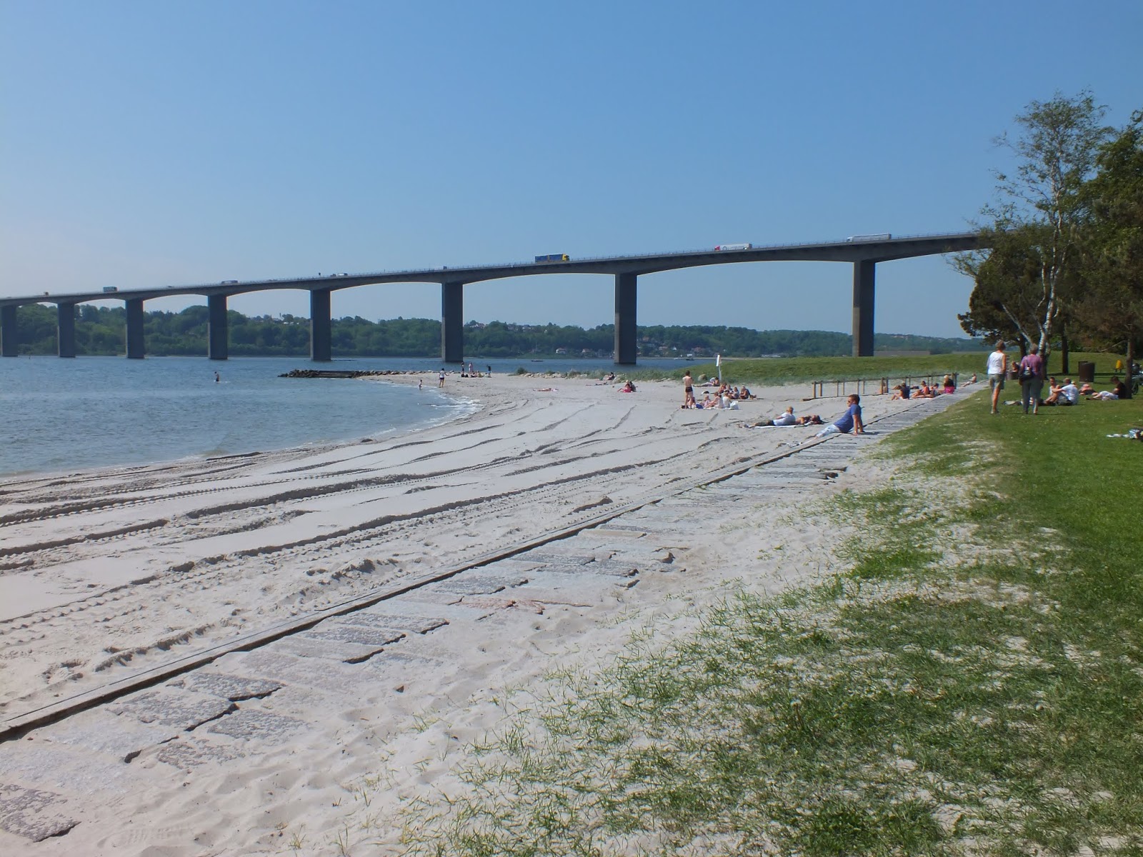 Foto di Albuen Beach e l'insediamento