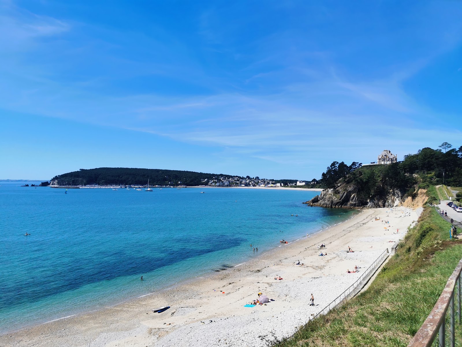 Foto de Plage du Porzic con arena beige y guijarros superficie