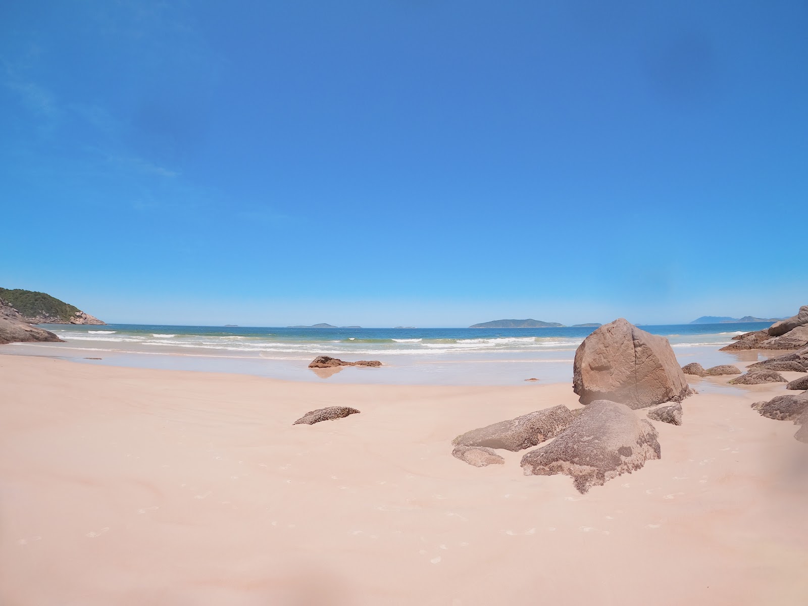 Fotografija Praia das Amendoeiras obkrožen z gorami