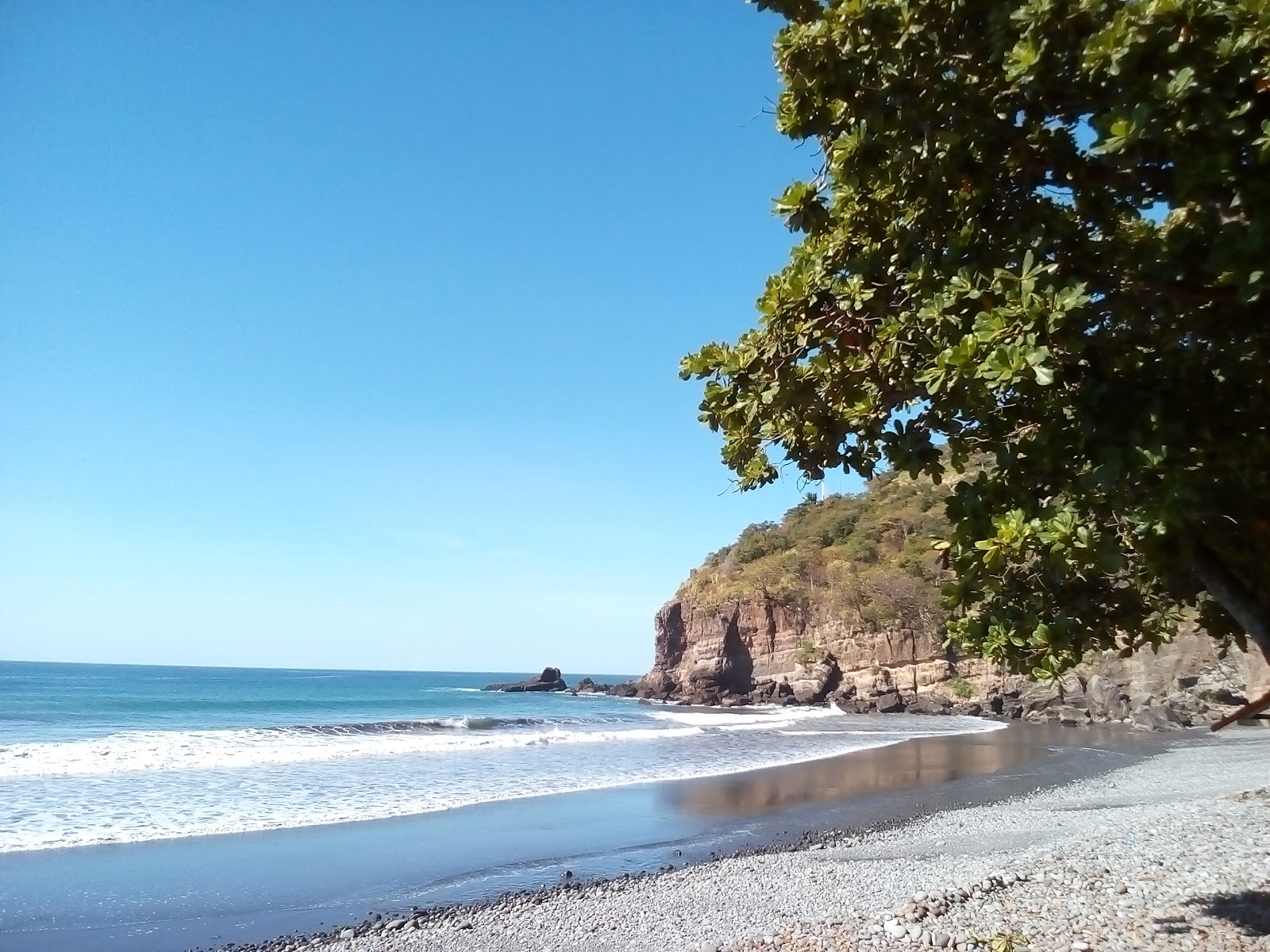 Foto von La Perla beach mit geräumiger strand