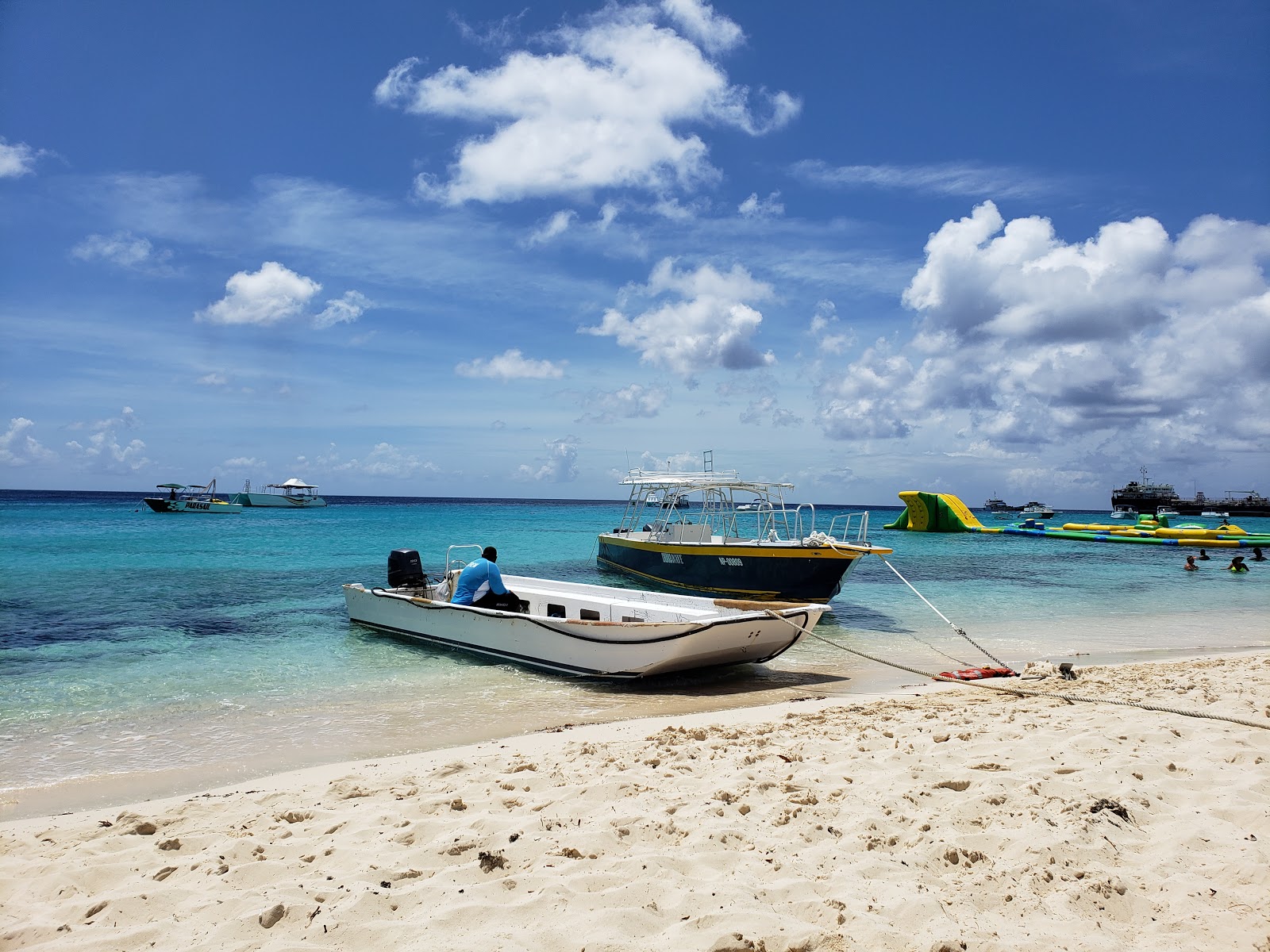 Foto van Governor's Strand met turquoise puur water oppervlakte