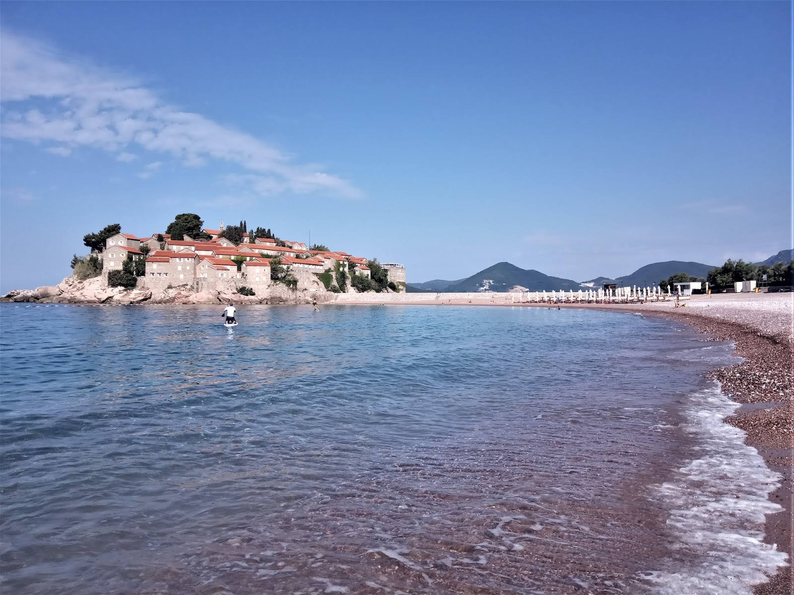 Foto av Sveti Stefan beach omgiven av klippor