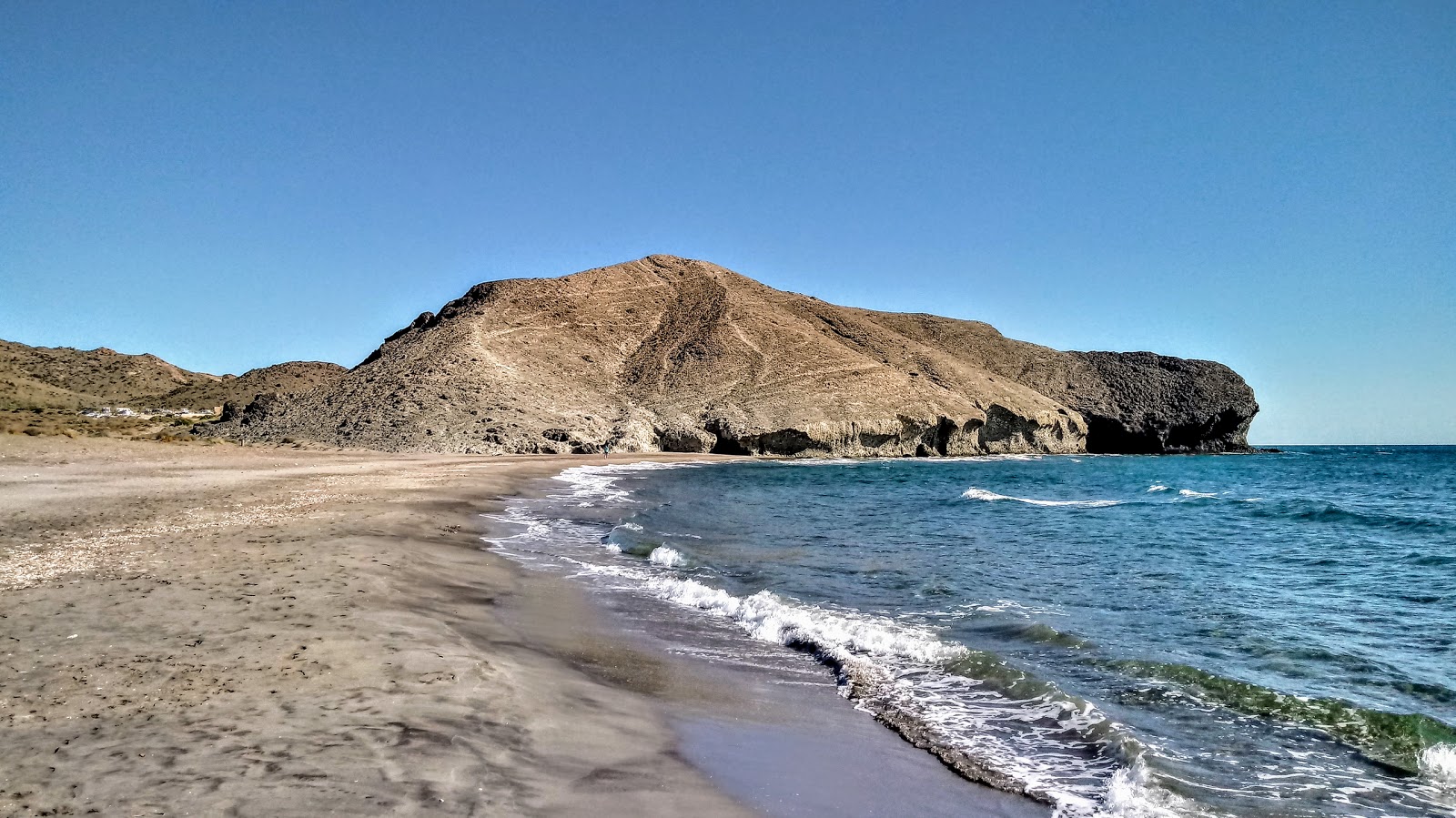 Fotografija Cala de la Media Luna z modra voda površino