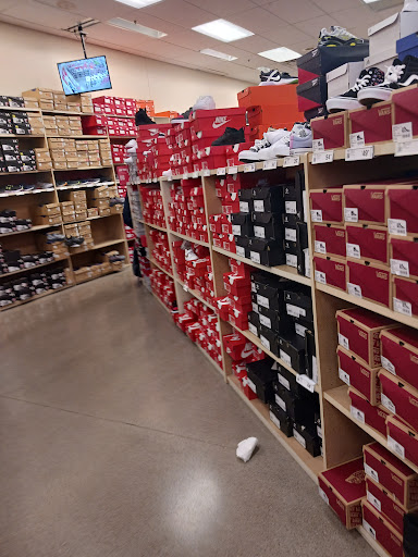 Shoe Store «Famous Footwear», reviews and photos, 1816 Hilliard Rome Rd, Hilliard, OH 43026, USA