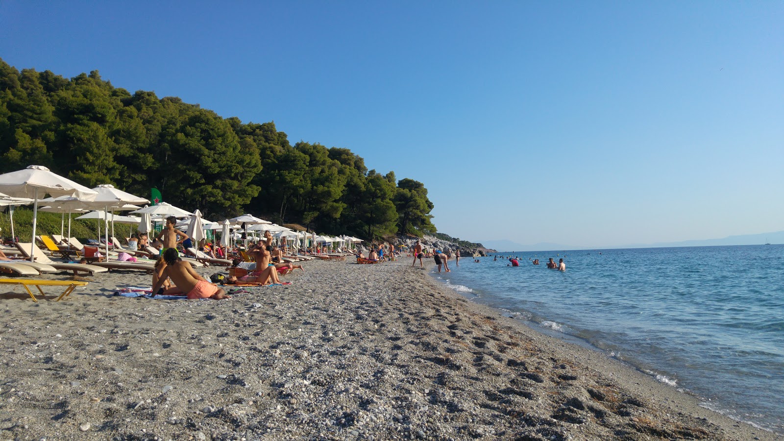 Foto di Spiaggia di Kastani circondato da montagne