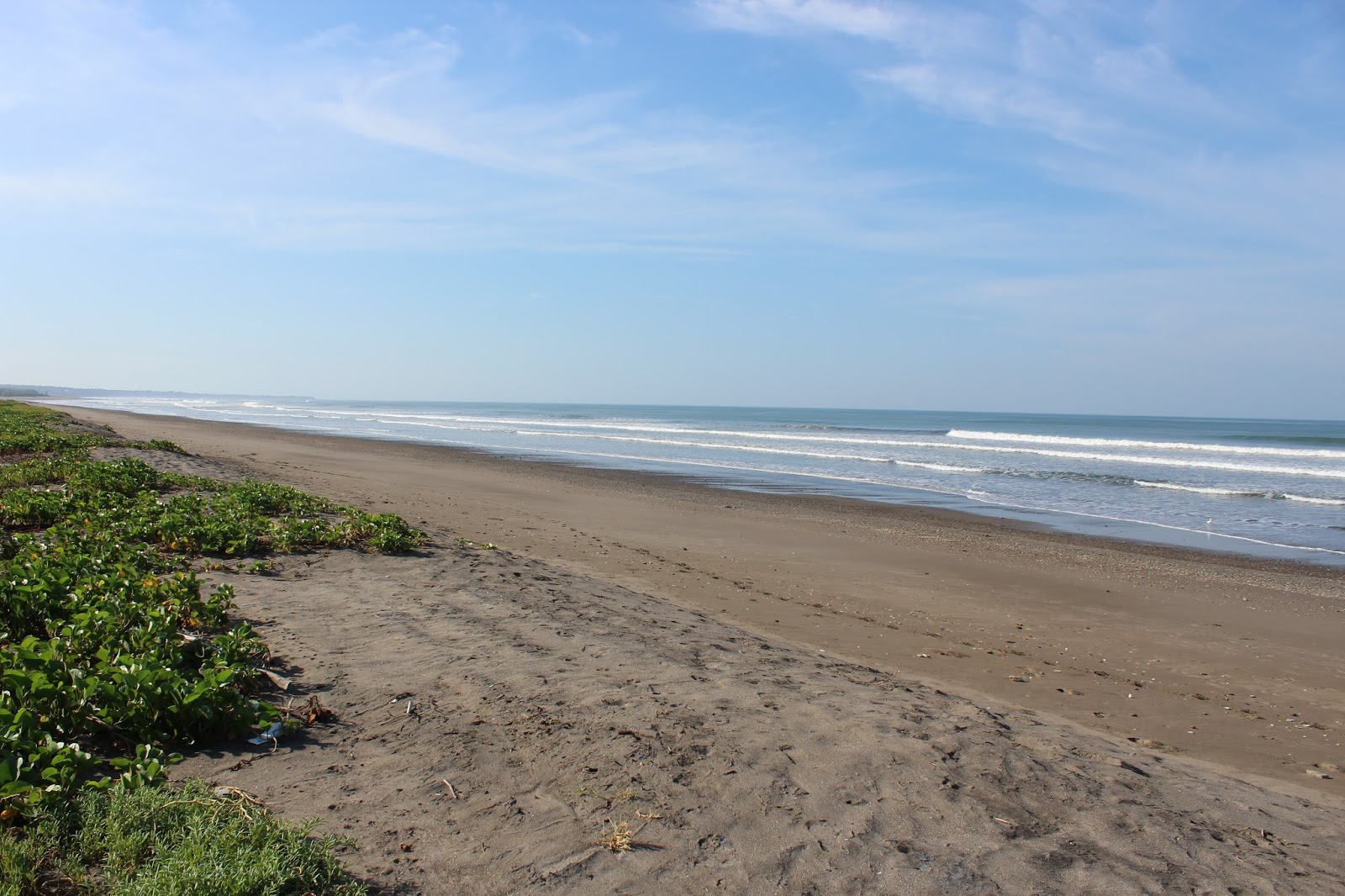 Photo de Quizala beach avec droit et long