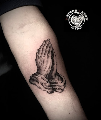 Explore hibiscus flower tattoo ideas, creative tattoo ideas in Chicago, available at TATTOO UNION CHICAGO