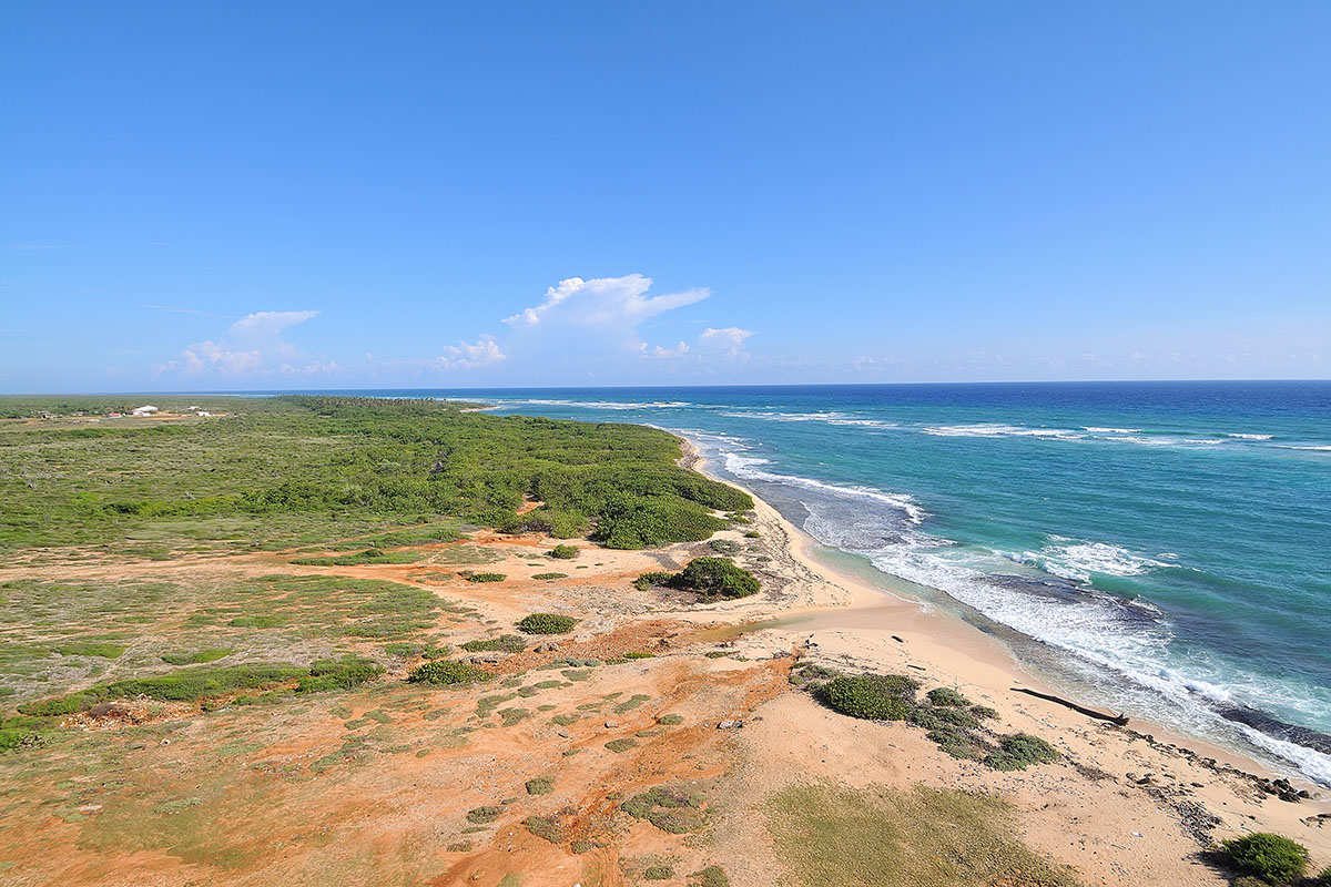 Fotografija Playa Punta de Maisi z svetel pesek površino