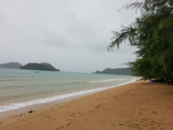 Photo de Ao Kao Beach avec rivage droit, long