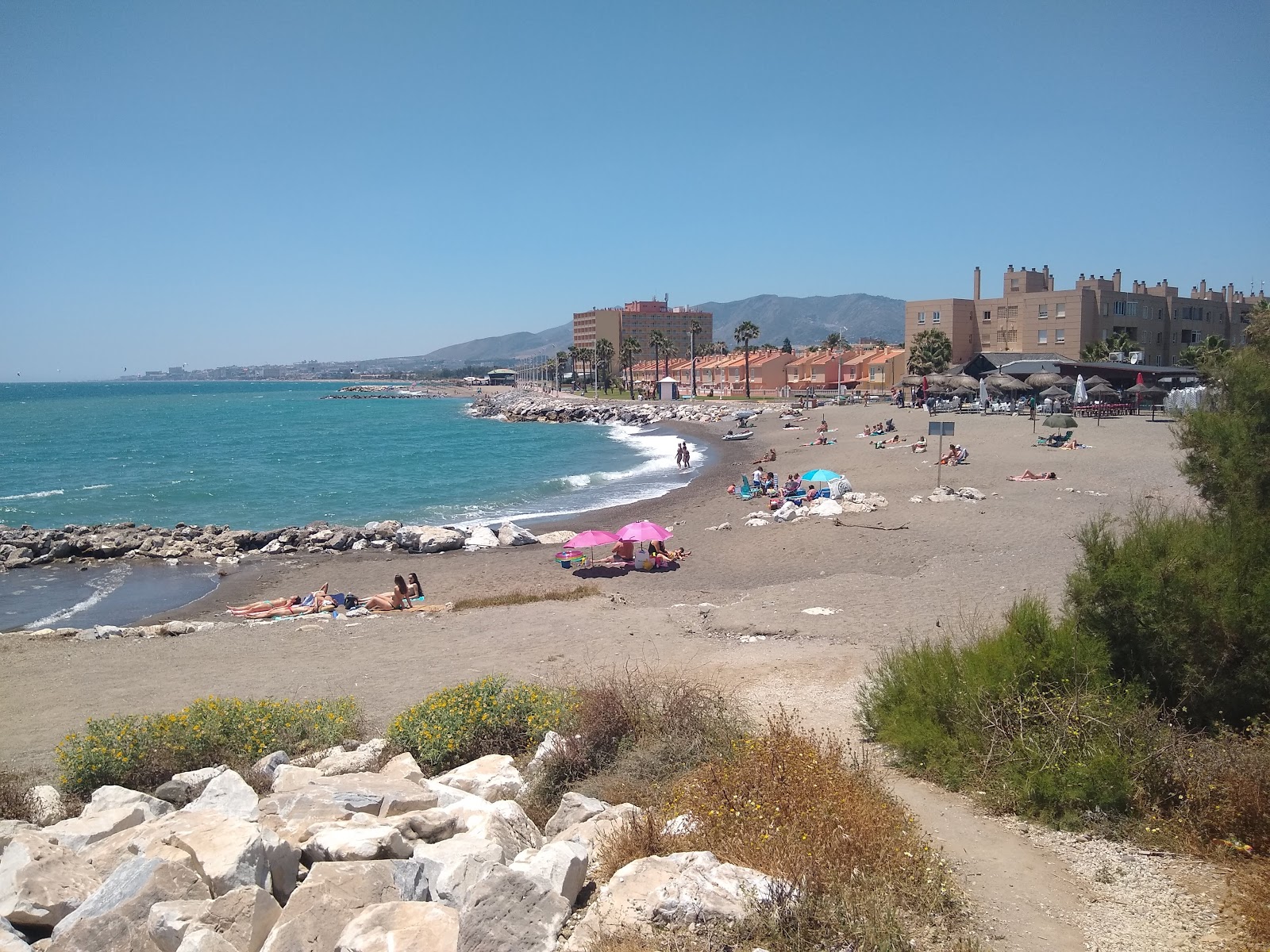 Foto von Strand von Guadalmar mit geräumiger strand