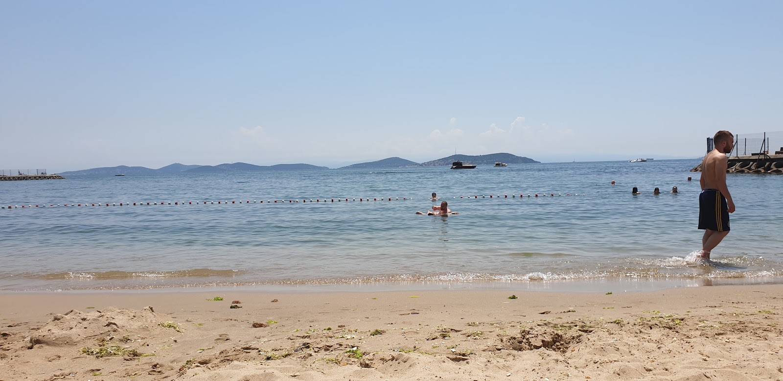 Foto de Caddebostan beach II con agua cristalina superficie