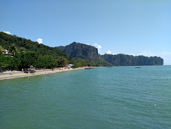 Ao Nang Beach'in fotoğrafı dağlarla çevrili