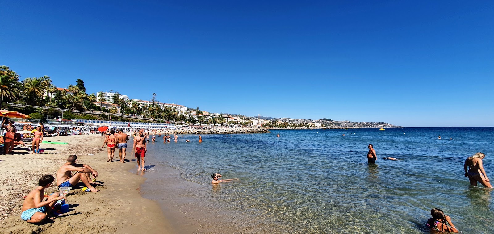 Foto von Imperatrice Beach und die siedlung